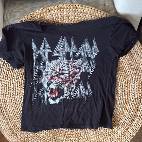 Def Leopard Tops - Black Crop Top with Bold Graphic Design